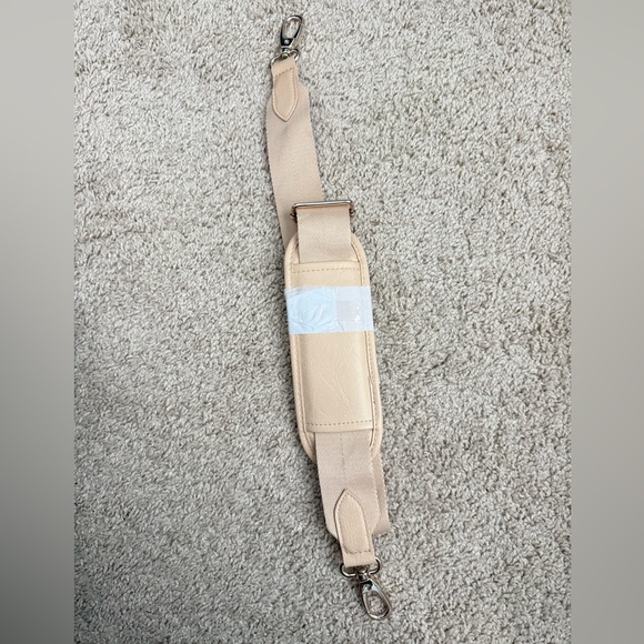 Beis ‘The Weekender’ tote in Beige - Picture 6 of 10